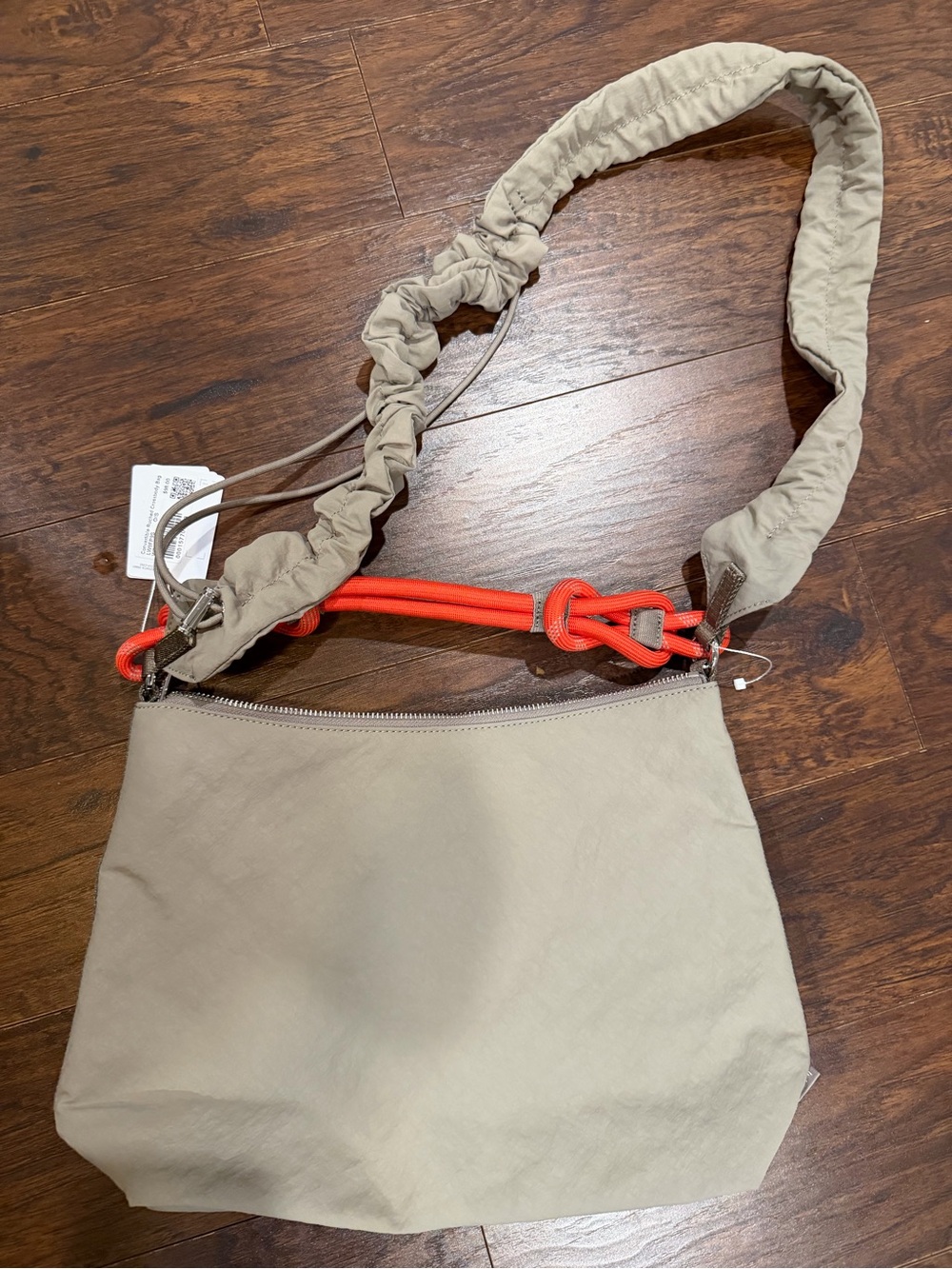 NWT Convertible Ruched Crossbody Bag
Large 16L Warm Ash Grey/Sunburst Orange - Picture 2 of 5